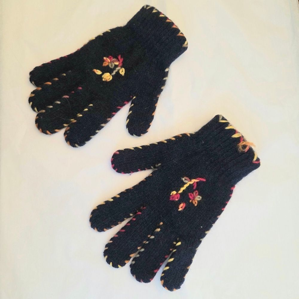 Wool Knit Floral Embroidered Gloves NWOT